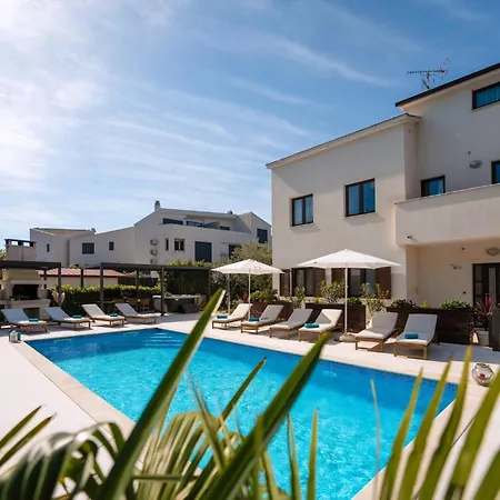 Mala 3 Mit Pool Und Whirlpool Фунтана