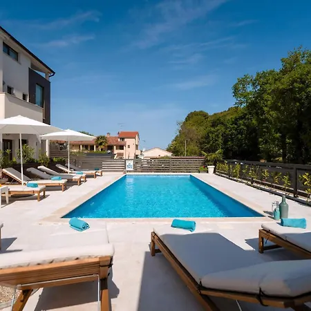 Mala 3 Mit Pool Und Whirlpool