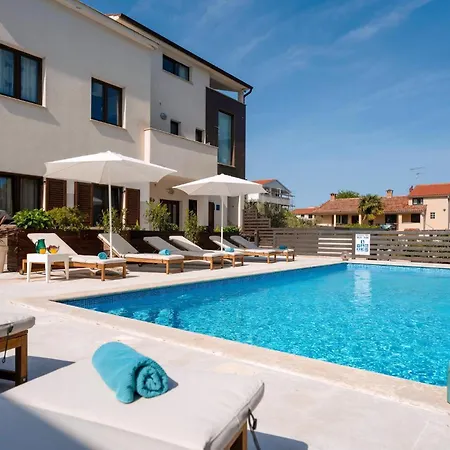 Mala 3 Mit Pool Und Whirlpool * Funtana