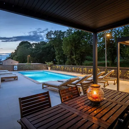Mala 3 Mit Pool Und Whirlpool * Funtana
