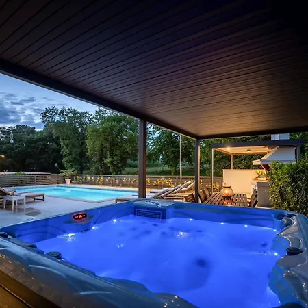 Apartment Mala 3 Mit Pool Und Whirlpool *