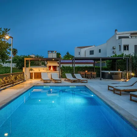 Mala 3 Mit Pool Und Whirlpool * Funtana