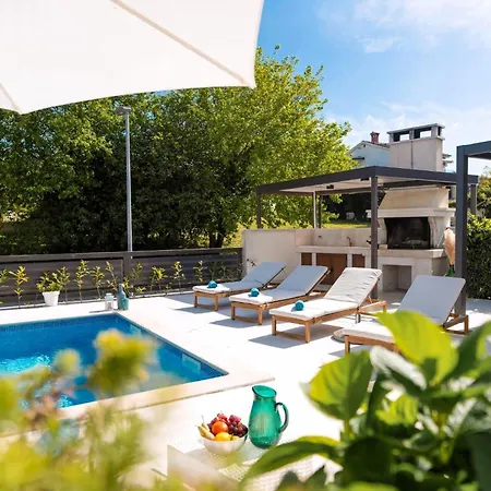Mala 3 Mit Pool Und Whirlpool